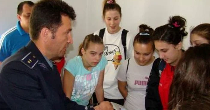 Polițistul le-a explicat elevilor cum pot preveni fenomenul de violență