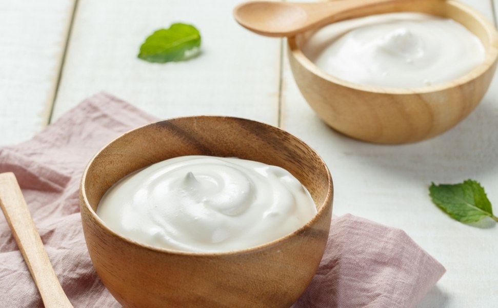 Cum să prepari în casă un iaurt cremos și sănătos. Ai nevoie de doar 2 ingrediente