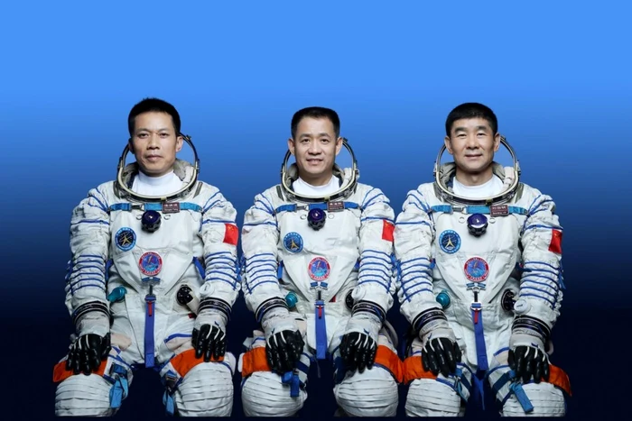 Cei trei astronauţi vor pleca pe orbită foto: China Xinhua News