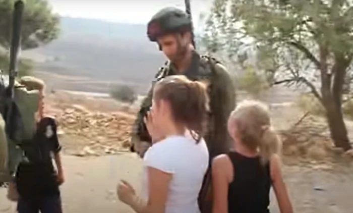 Adevărata poveste a clipului în care o fetiță confruntă un soldat înarmat