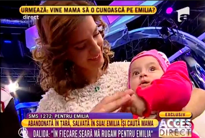 Emilia şi nepoţica ei Adelina, în vârstă de şase luni