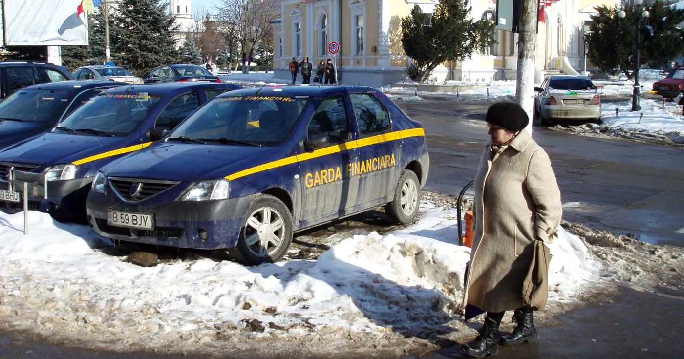 Maşinile comisarilor Gărzii Financiare stau nefolosite în parcare din cauza lipsei RCA-ului 