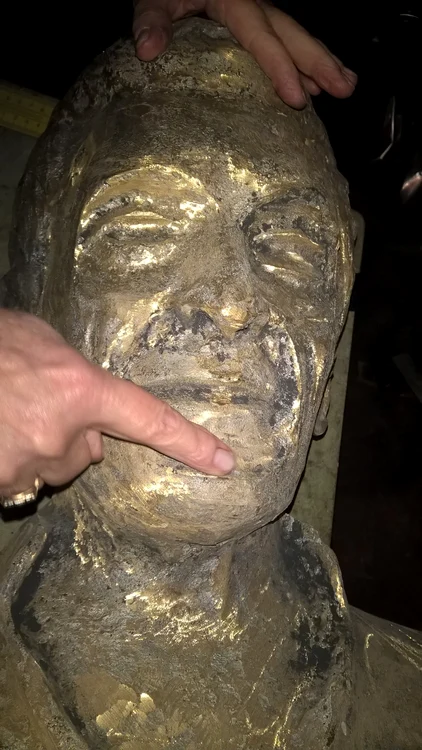 Anca Pandrea ne-a arătat cât de degradat este bustul lui Iurie Darie făcut din alamă