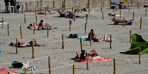 Oameni care fac plajă în Franţa respectând regulile de distanţare socială FOTO AFP 