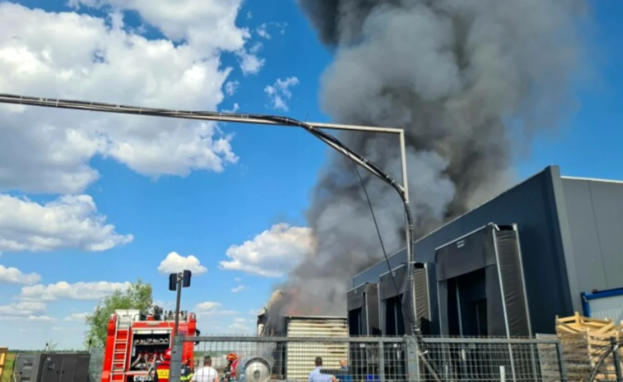 12 autospeciale au intervenit pentru stingerea flăcărilor Sursă foto: ISU Bucureești-Ilfov