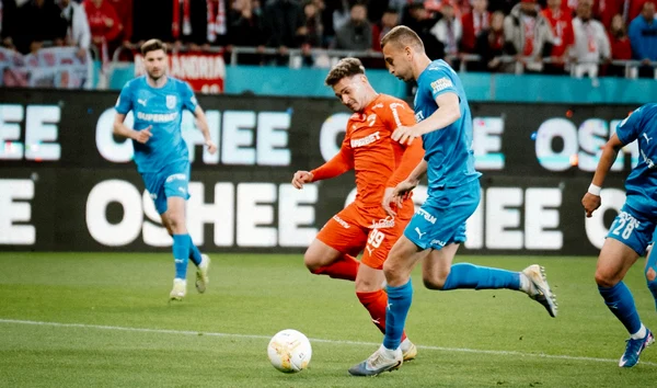 Duel pentru minge pe „Arena Națională”   FOTO Facebook Dinamo Bucuresti