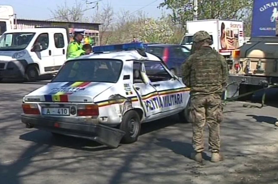 
    Dacia Poliției Militare a fost avariată în partea dreaptă (foto: presagalati.ro)  