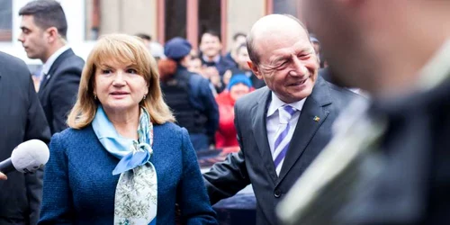 Traian Basescu si Maria Basescu la vot FOTO MEdiafax