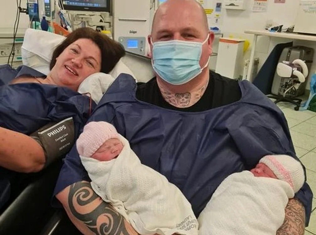 Danielle Martin şi soţul ei, Bryan, fericiţi că pot să îşi ţine gemenele în braţe