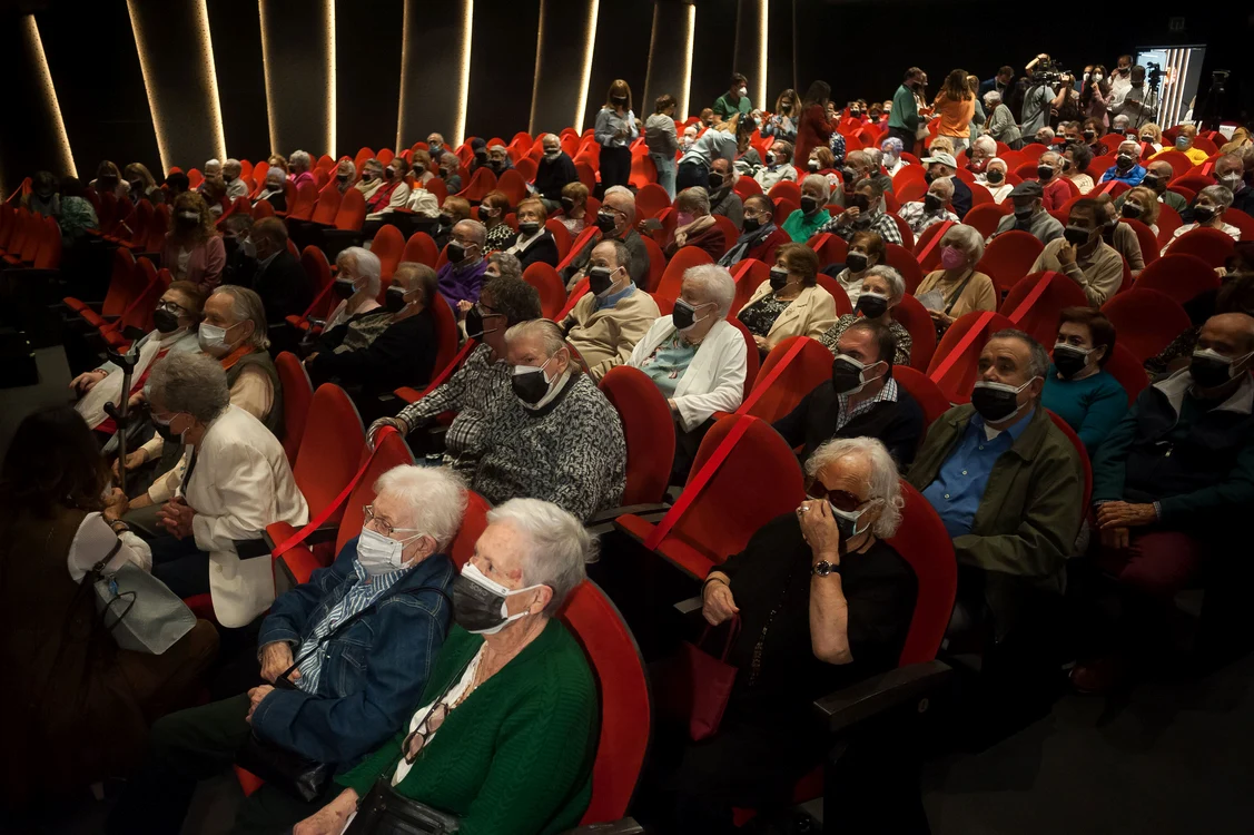 Deocamdată, masca rămâne obligatorie pentru toată lumea, în toate spațiile publiceFoto: Profimedia