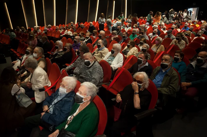 Deocamdată, masca rămâne obligatorie pentru toată lumea, în toate spațiile publiceFoto: Profimedia