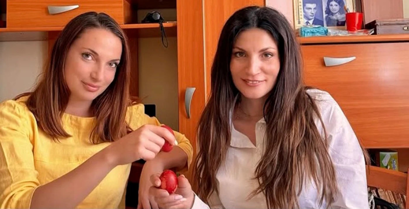 Ioana Gunghină ciocnește ouă cu sora ei, acasă la Sibiu foto: Instagram 