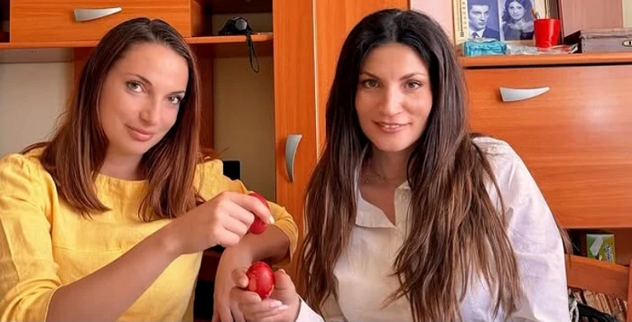 Ioana Gunghină ciocnește ouă cu sora ei, acasă la Sibiu foto: Instagram 