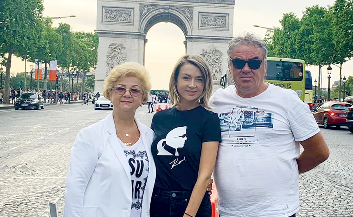 
    Denisa Tănase e  foarte apropiată  de părinţii ei  