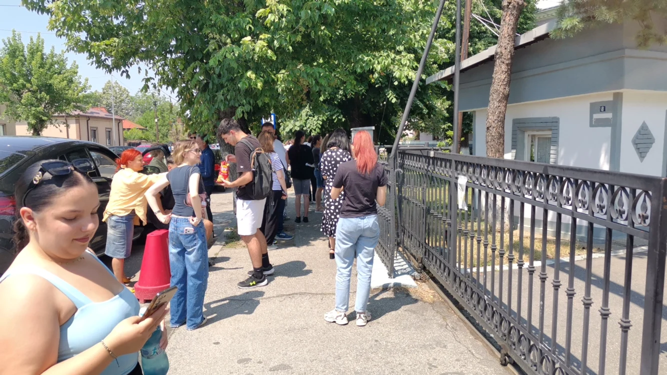 Căldura le-a pus anumitor candidați mai multe probleme deccât subiectele FOTO: Alina Mitran 