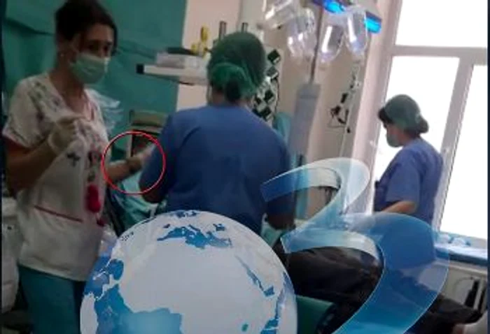
    Medic, filmat în operație fără echipamentul de protecțieFoto: Antena 3  