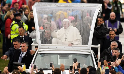 Membrii Gărzii Elvețiene îl protejează pe Papă și în mijlocul mulțimior, dar fără a purta uniformele de ceremonie jpeg