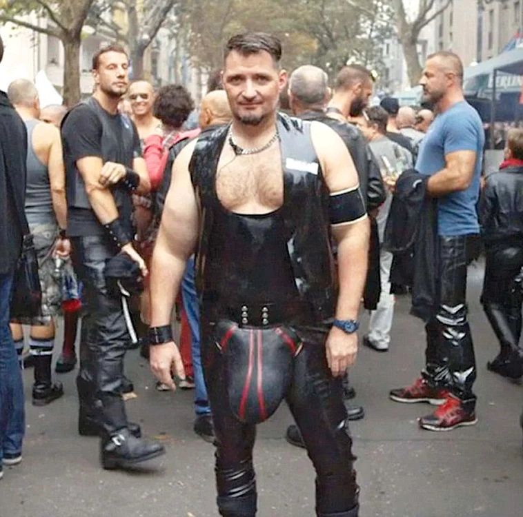 
    Neamţul câştigă bani frumoşi participând la festivaluri sado-maso în Berlin  