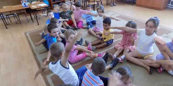 Sute de copii din Bacău