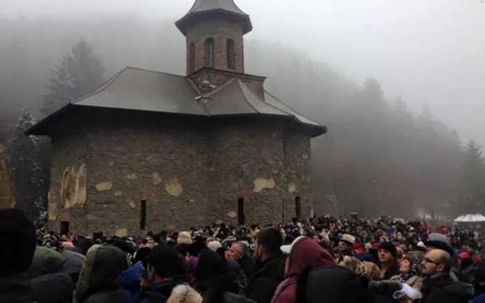 Mii de oameni au venit la mormântul lui Arsenie BocaFoto: Facebook/Nicu Peanci