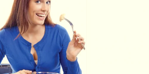 Salatele de legume crude sau murate asigură necesarul de fibre