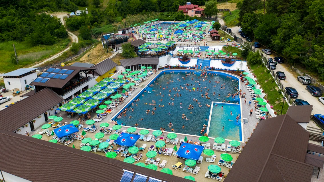 Ștrandul fără fund de la Ocnele Mari din Vâlcea Foto strandurileocnelemari ro
