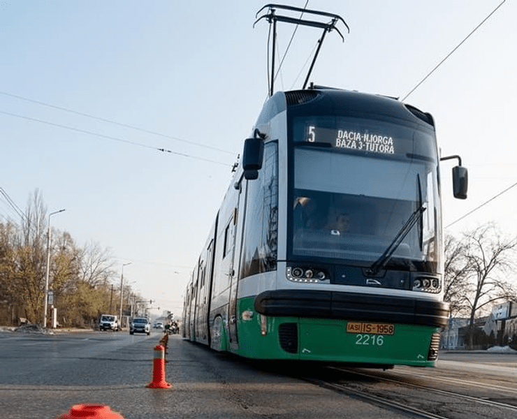 Veşti bune pentru ieşenii care folosesc transportul în comun. Încă o bandă separată pentru tramvaie şi autobuze