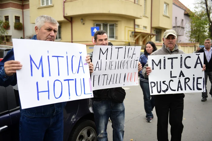 Suporteri anti Mitică FOTO Mediafax