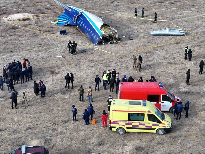 Salvatorii la locul tragediei aviatice din Kazahstan/ FOTO:X:Nexta