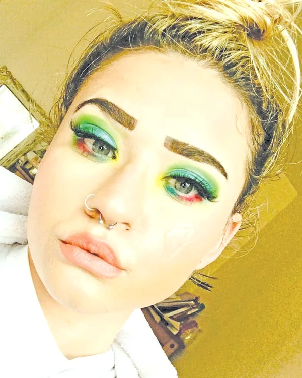 
    Ea reuşeşte să se facă  frumoasă într-o oră jumătate Foto: Profimedia  