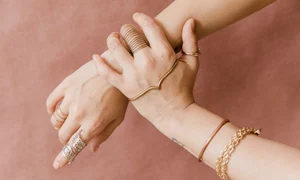 Cum să asortezi brățările din aur indiferent de stilul ținutelor tale jpg