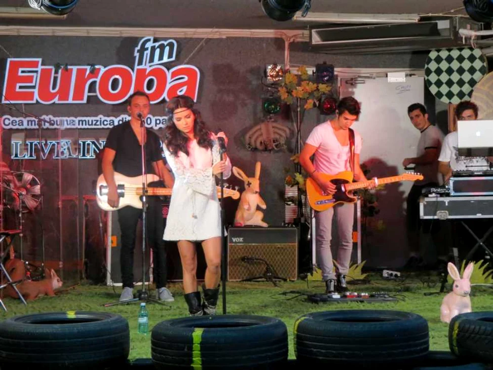 Inna şi bandul The Marker pe scena improvizată a garajului Europa FM. FOTO Corina Cosmescu