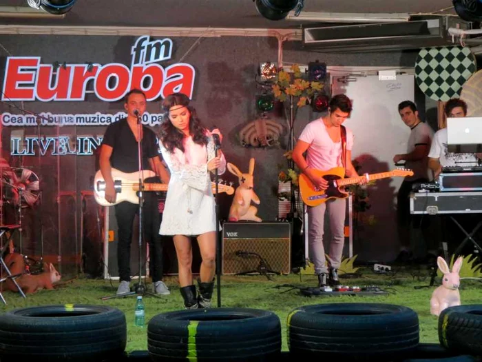 Inna şi bandul The Marker pe scena improvizată a garajului Europa FM. FOTO Corina Cosmescu