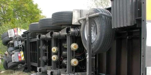 Un TIR răsturnat a încurcat circulaţia 