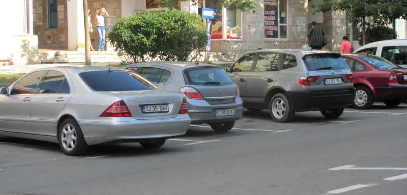 În parcarea din centru locurile sunt insuficiente