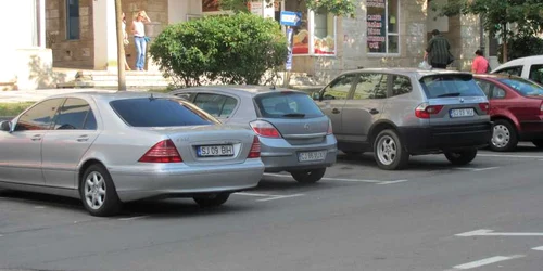 În parcarea din centru locurile sunt insuficiente