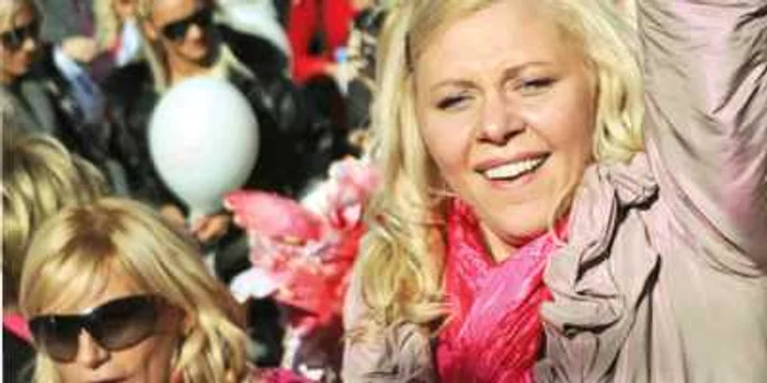 Olga Uskova, blonda-şefă, înconjurată de alte blonde care defilează la parada din Sofia