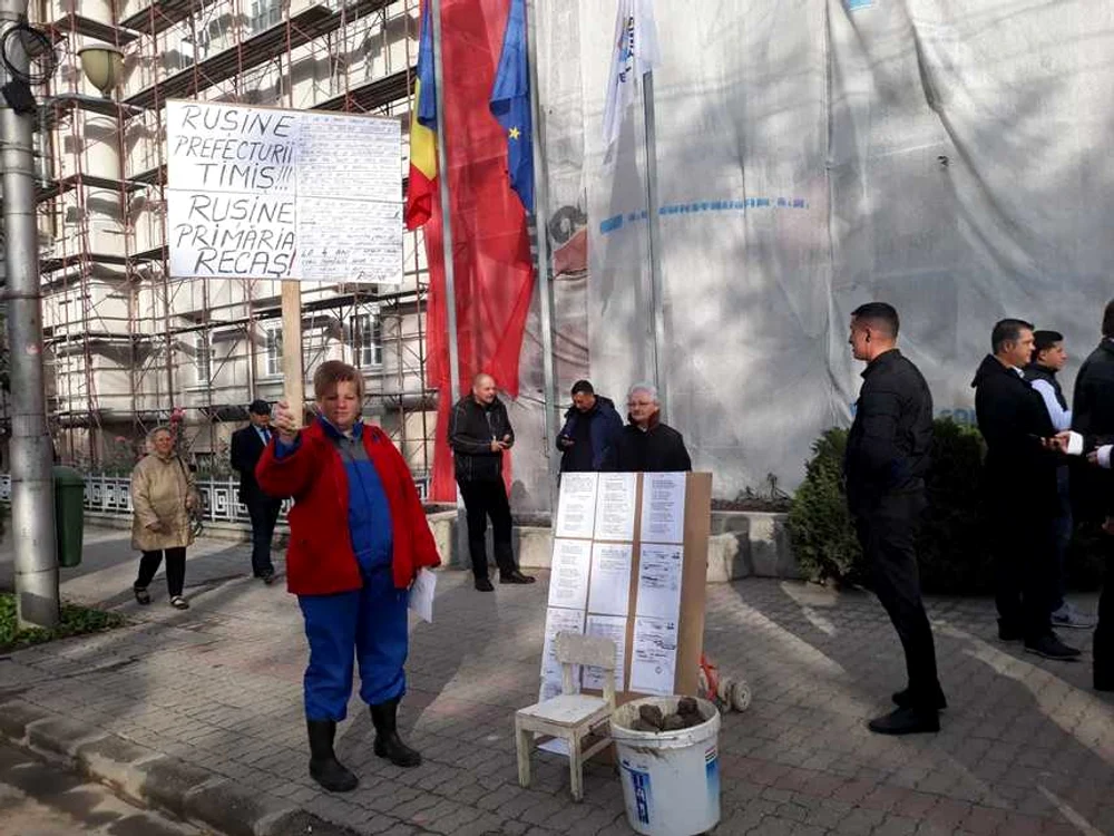 
    Viorica Dăncilă a fost așteptată de protestatari cu pietreFoto News.ro  