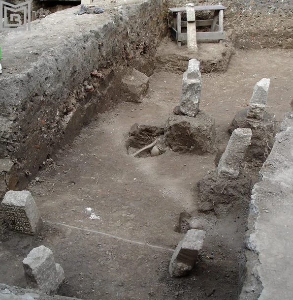 Cruci din secolul al XVIII-lea, descoperite de arheologi la biserica Sfântul Nicolae Udricani (foto: Muzeul Municipiului București)