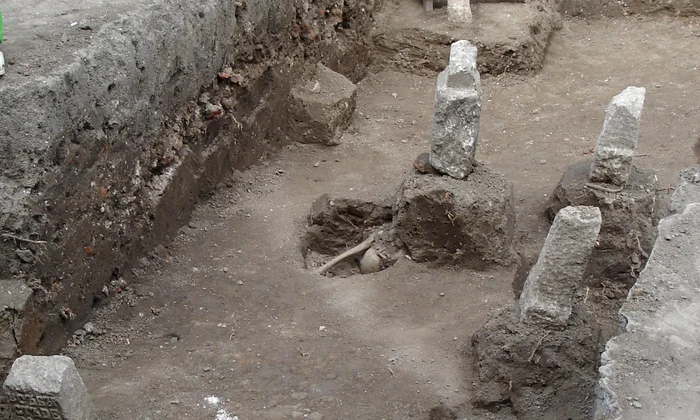 Cruci din secolul al XVIII-lea, descoperite de arheologi la biserica Sfântul Nicolae Udricani (foto: Muzeul Municipiului București)