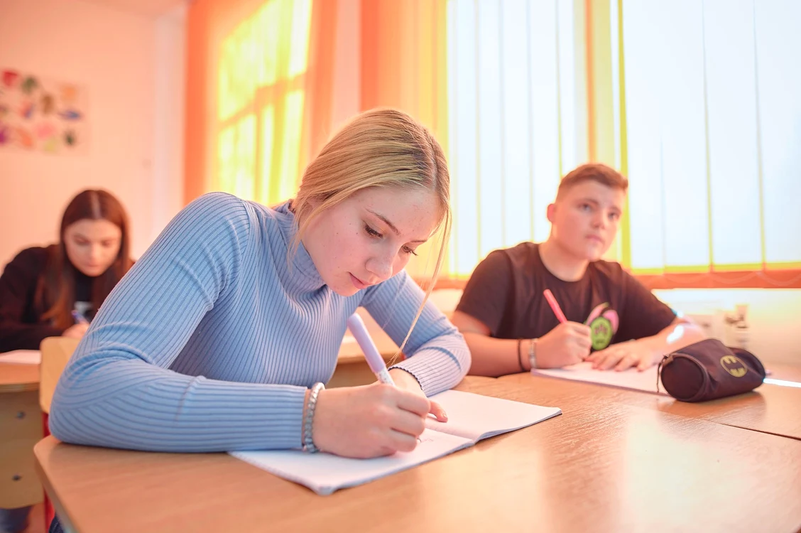 examen bacalaureat elevi scriu foaie