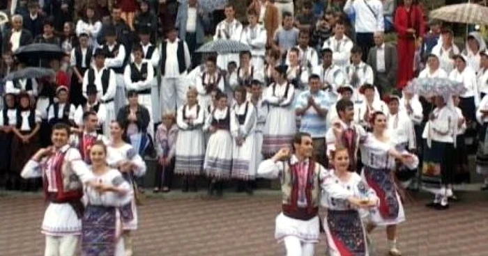 Spectacol folclori pentru invitați