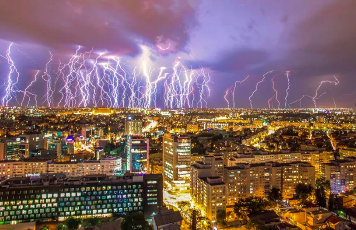 Vor fi frecvente descărcări electrice FOTO arhivă Adevărul