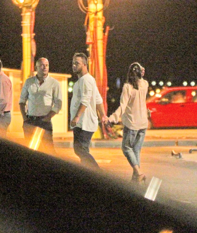 Tânărul afacerist e foarte grijuliu cu iubita lui, care-l va face în curând tătic