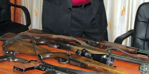 Poliţiştii au confiscat zeci de arme