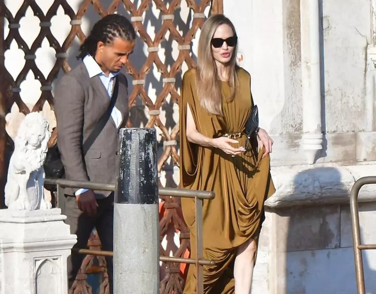 Angelina Jolie, blondă și zâmbitoare, după clarificarea mediatizatei „idile” cu Akala 