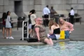 Canicula in Marea Britanie - Femei se răcoresc într-o fântână arteziană din Londra FOTO Profimedia 