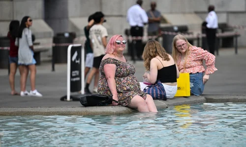 Canicula in Marea Britanie - Femei se răcoresc într-o fântână arteziană din Londra FOTO Profimedia 
