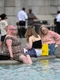 Canicula in Marea Britanie - Femei se răcoresc într-o fântână arteziană din Londra FOTO Profimedia 