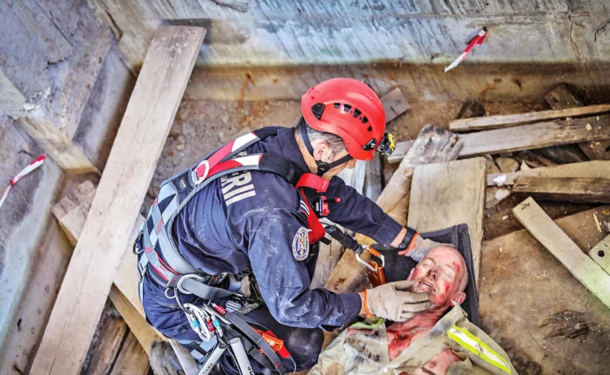 Peste 200 de persoane au fost scoase de sub dărâmături